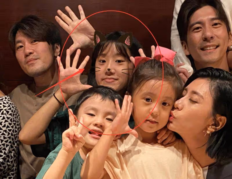 都說賈靜雯兩個小女兒長得美,梧桐妹近照曝光,她也終於顏值逆襲