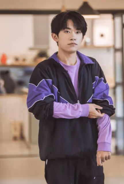 論時尚感只服易烊千璽,運動服明明穿大了一碼,卻顯得身形更高挑