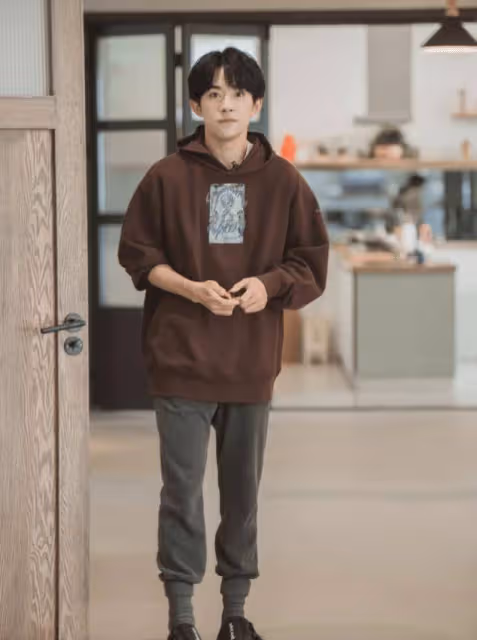 論時尚感只服易烊千璽,運動服明明穿大了一碼,卻顯得身形更高挑
