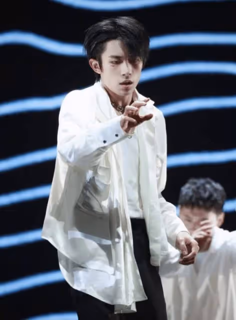 論時尚感只服易烊千璽,運動服明明穿大了一碼,卻顯得身形更高挑
