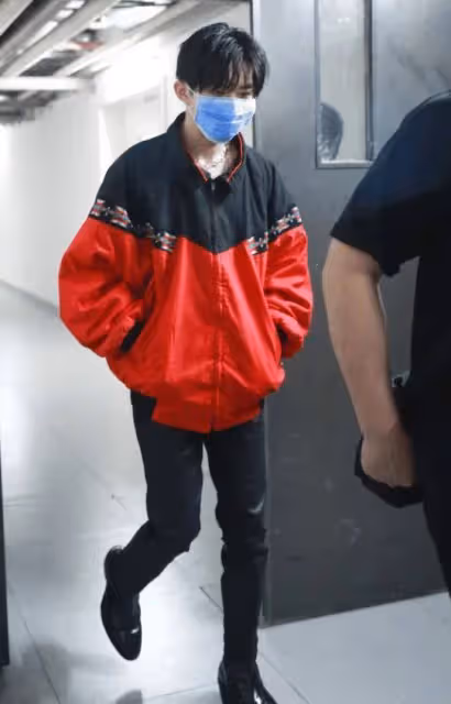 論時尚感只服易烊千璽,運動服明明穿大了一碼,卻顯得身形更高挑