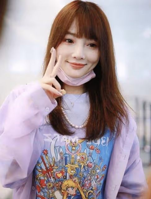 李小璐久違現身機場,穿網紅套裝配「韓式眼妝」,不怕帶歪甜馨?