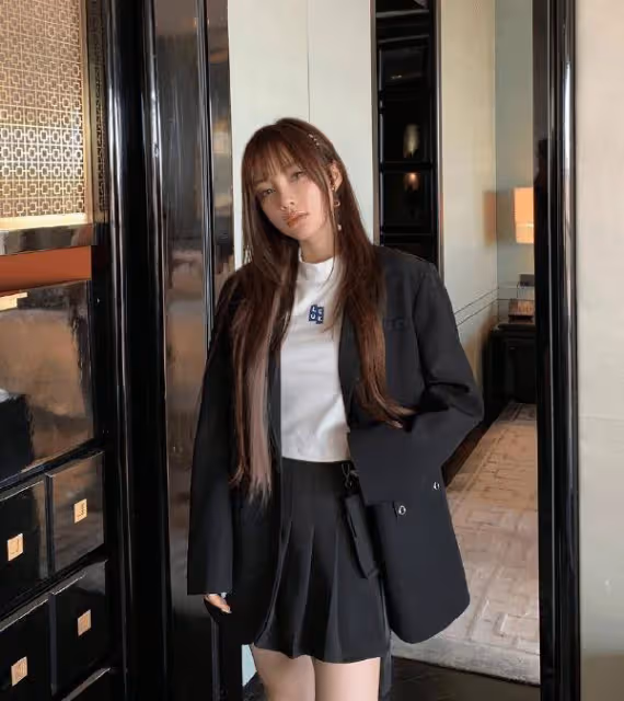 李小璐久違現身機場,穿網紅套裝配「韓式眼妝」,不怕帶歪甜馨?