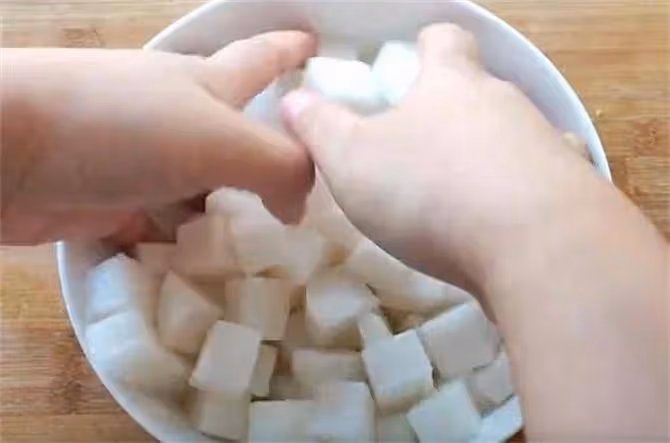 白蘿蔔這樣做好吃又好看,半碗醋,一碗糖,爽脆開胃,做法簡單