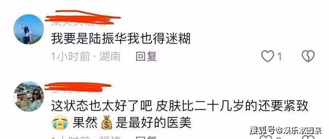王琳參加上海時裝周,羽毛抹胸造型,53歲卻像30歲,狀態很驚艷