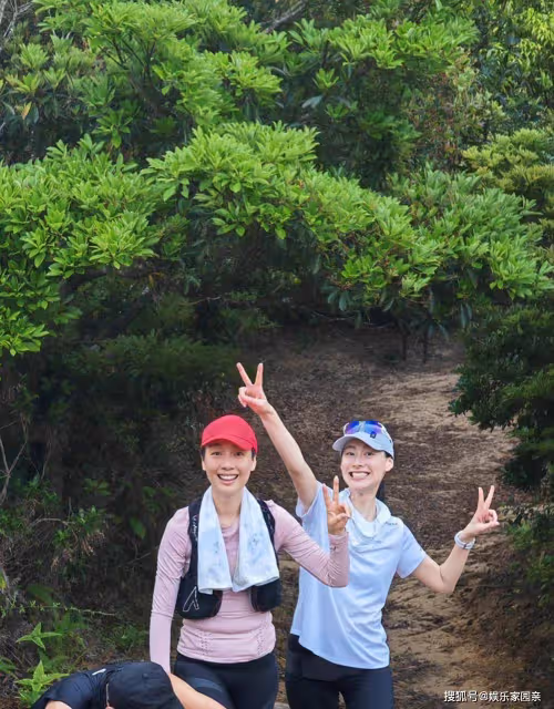 梁洛施周末做公益,給兒子們做好榜樣!和江美儀同框少女感爆棚!