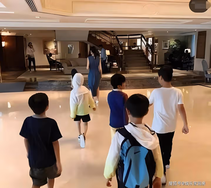 梁洛施周末做公益,給兒子們做好榜樣!和江美儀同框少女感爆棚!