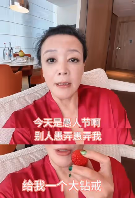 張蘭出差坐公務艙，送兒媳香水又說沒錢辦婚禮，到底幾分真心？