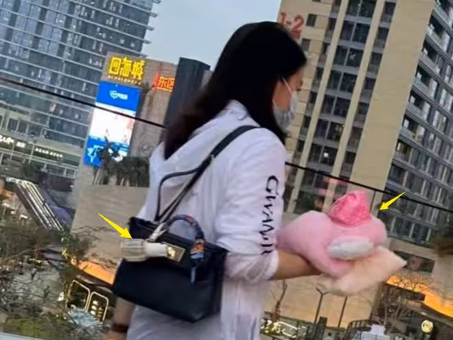 42歲郭晶晶街頭被偶遇，穿墨綠長裙背愛馬仕，霍啟剛帶三娃無壓力