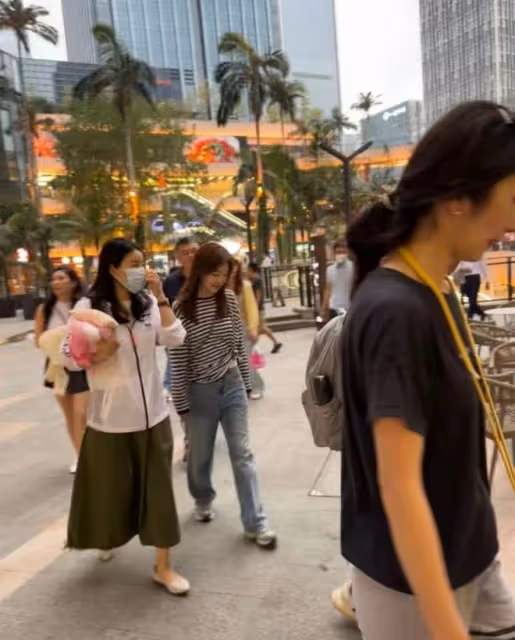 42歲郭晶晶街頭被偶遇，穿墨綠長裙背愛馬仕，霍啟剛帶三娃無壓力