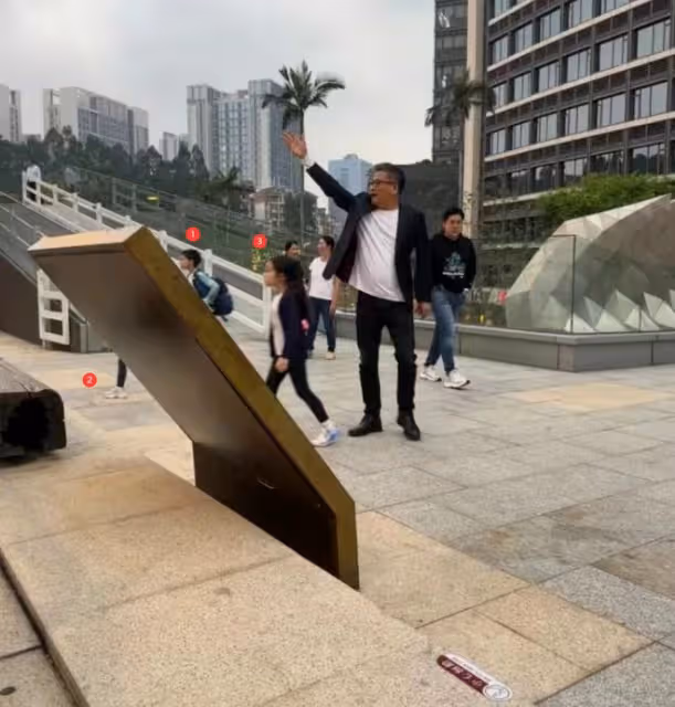 42歲郭晶晶街頭被偶遇，穿墨綠長裙背愛馬仕，霍啟剛帶三娃無壓力