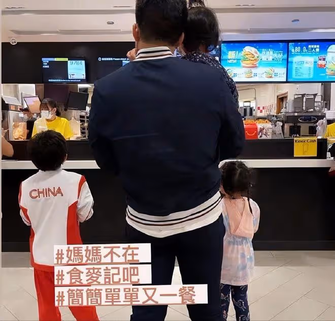 42歲郭晶晶街頭被偶遇，穿墨綠長裙背愛馬仕，霍啟剛帶三娃無壓力