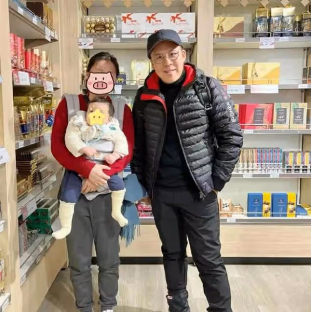 42歲郭晶晶街頭被偶遇，穿墨綠長裙背愛馬仕，霍啟剛帶三娃無壓力