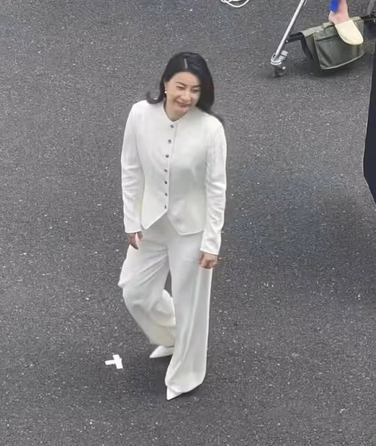 42歲郭晶晶街頭被偶遇，穿墨綠長裙背愛馬仕，霍啟剛帶三娃無壓力