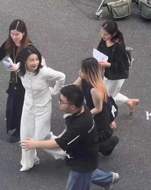 42歲郭晶晶街頭被偶遇，穿墨綠長裙背愛馬仕，霍啟剛帶三娃無壓力