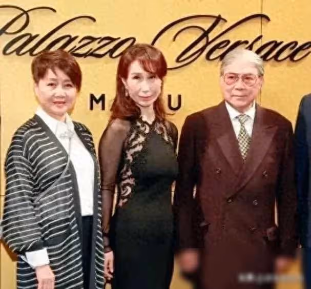 何超瓊與四太歡聚慶生！62歲女神貼心搭肩，三房缺席原因曝光_