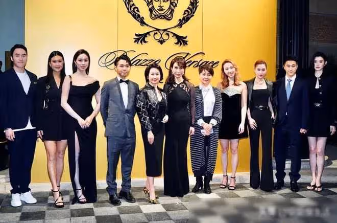 何超瓊與四太歡聚慶生！62歲女神貼心搭肩，三房缺席原因曝光_