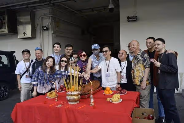 75歲香港歌神演唱會向黃霑致敬，自爆想參加《中年好聲音》被嫌年紀大？