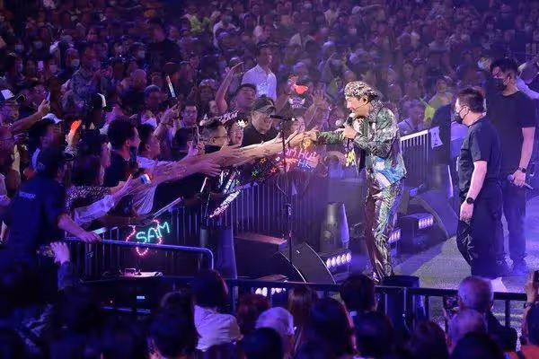 75歲香港歌神演唱會向黃霑致敬，自爆想參加《中年好聲音》被嫌年紀大？