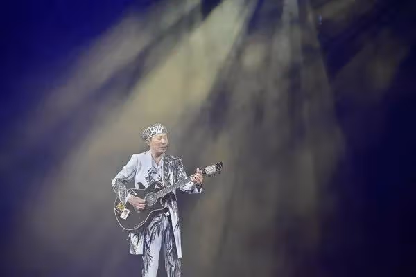 75歲香港歌神演唱會向黃霑致敬，自爆想參加《中年好聲音》被嫌年紀大？