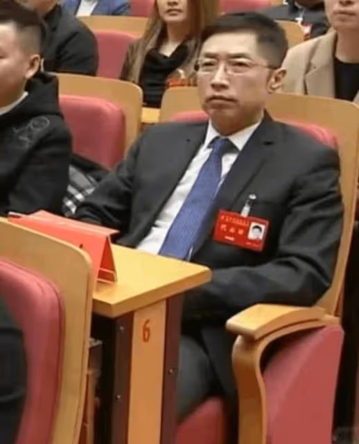 前TVB男星被爆與神秘男友人吃飯，52歲仍然單身曾被質疑性向