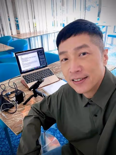 前TVB男星被爆與神秘男友人吃飯，52歲仍然單身曾被質疑性向
