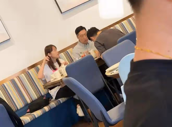 前TVB男星被爆與神秘男友人吃飯，52歲仍然單身曾被質疑性向