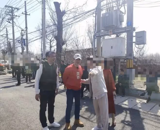 4月1日,張頌文,低調現身農村參加婚禮!