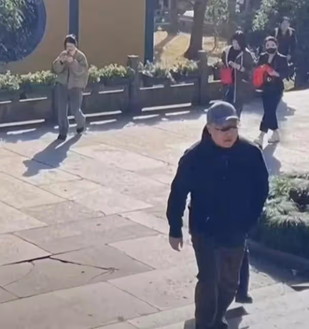 55歲竇唯罕露面!發福頭髮禿頂,變化大到無人識,在靈隱寺瞎溜達