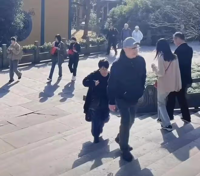 55歲竇唯罕露面!發福頭髮禿頂,變化大到無人識,在靈隱寺瞎溜達