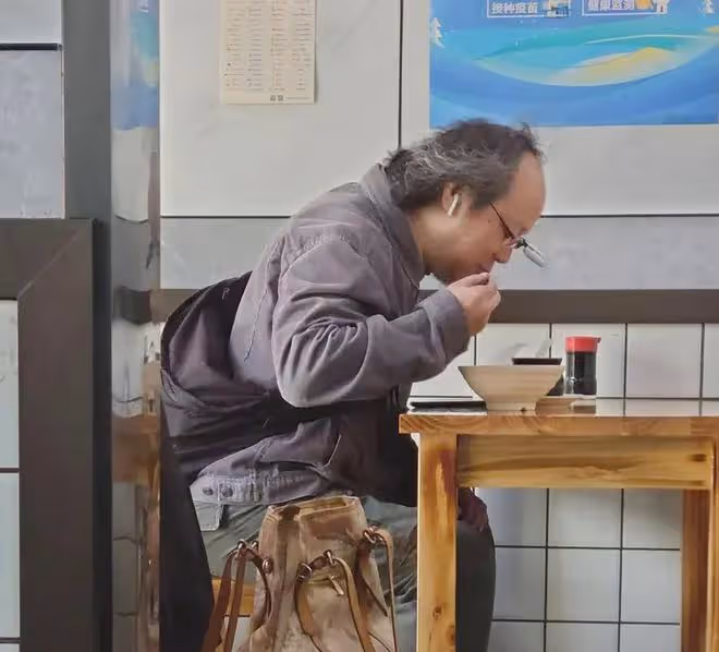 55歲竇唯罕露面!發福頭髮禿頂,變化大到無人識,在靈隱寺瞎溜達