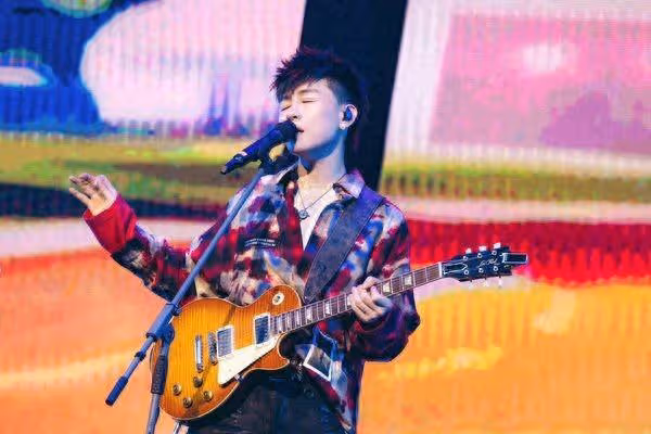 胡彥斌睽違13年開唱! 上萬歌迷擠爆「大合唱」換8套造型誠意十足