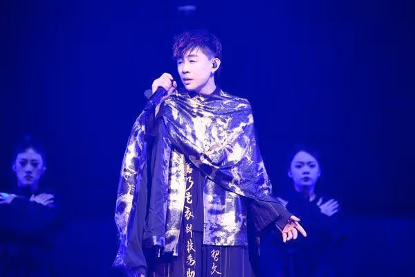 胡彥斌睽違13年開唱! 上萬歌迷擠爆「大合唱」換8套造型誠意十足