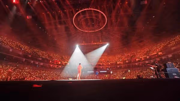 胡彥斌睽違13年開唱! 上萬歌迷擠爆「大合唱」換8套造型誠意十足
