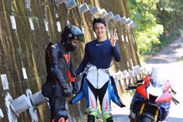 重機帥哥跑山！追焦一拍竟是「男神阮經天」　燦笑比Ya超親民