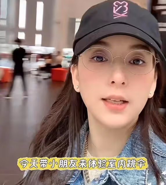 郭富城帶妻女體驗室內跳傘,倆女兒表現亮眼,方媛猛夸老公像迷妹