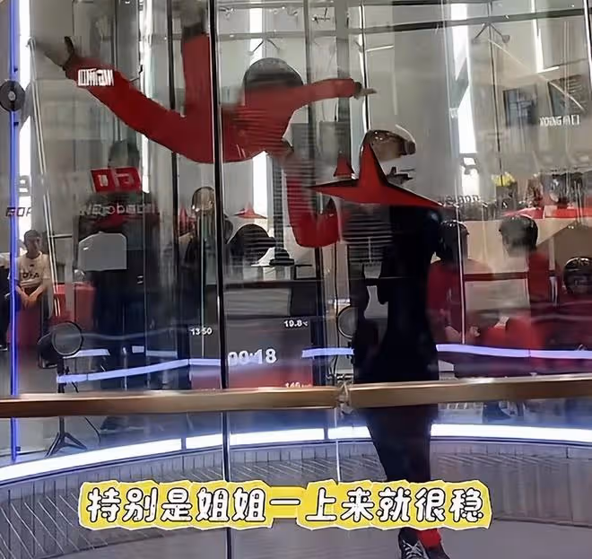 郭富城帶妻女體驗室內跳傘,倆女兒表現亮眼,方媛猛夸老公像迷妹