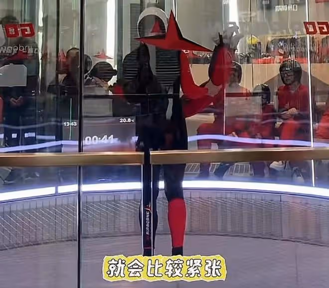 郭富城帶妻女體驗室內跳傘,倆女兒表現亮眼,方媛猛夸老公像迷妹