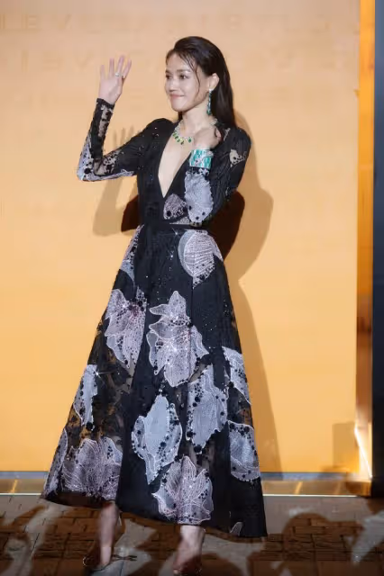 舒淇禮服開到胃大秀身材,戴的翡翠項鍊和手環,看起來就價值不菲