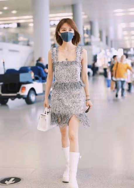 王子文戀愛後改變挺大,身穿老氣黑裙都很美,衣品像是「開了掛」