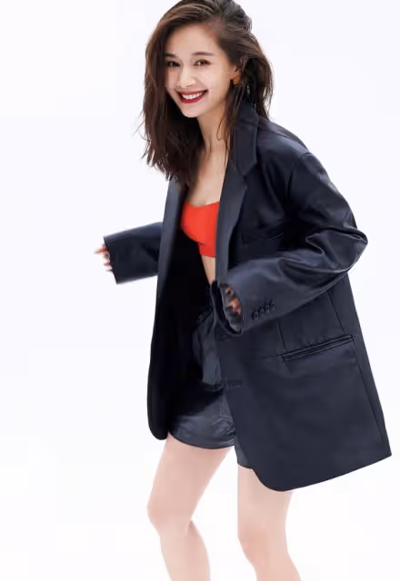 王子文戀愛後改變挺大,身穿老氣黑裙都很美,衣品像是「開了掛」