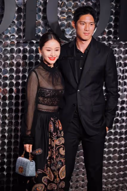 王子文戀愛後改變挺大,身穿老氣黑裙都很美,衣品像是「開了掛」