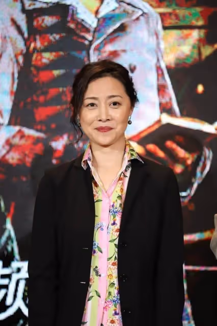 「初代馮女郎」劉蓓穿著真時髦,黑西裝配花襯衫,居然一點不俗氣