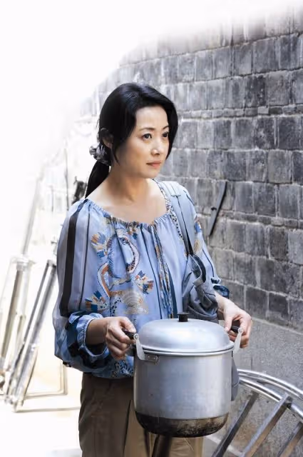 「初代馮女郎」劉蓓穿著真時髦,黑西裝配花襯衫,居然一點不俗氣