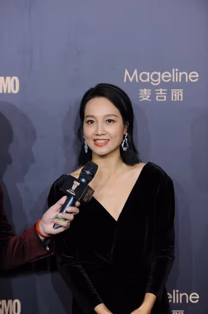 朱丹身穿V領裙秀身材,看起來自信從容,無修鏡頭下一點不像40歲