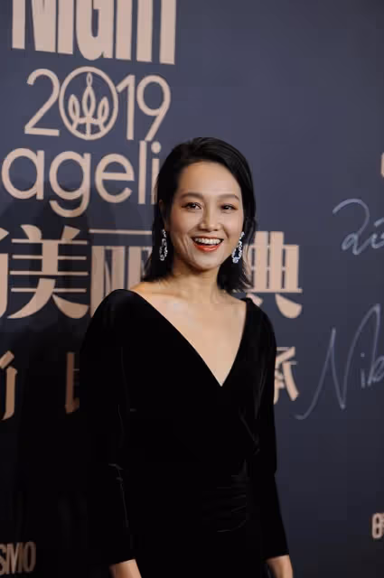 朱丹身穿V領裙秀身材,看起來自信從容,無修鏡頭下一點不像40歲