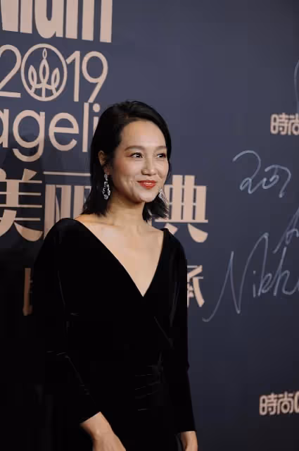 朱丹身穿V領裙秀身材,看起來自信從容,無修鏡頭下一點不像40歲