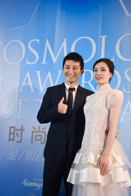 真不愧是「跳水皇后」,吳敏霞身穿緊身禮服,身段優美,氣質斐然