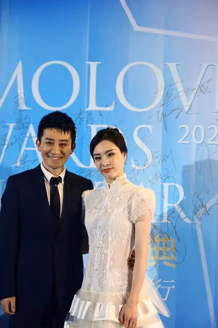 真不愧是「跳水皇后」,吳敏霞身穿緊身禮服,身段優美,氣質斐然