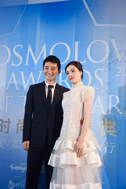 真不愧是「跳水皇后」,吳敏霞身穿緊身禮服,身段優美,氣質斐然